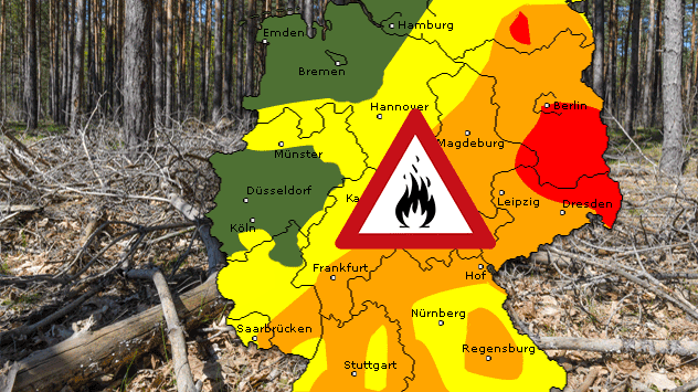 Deutschlandkarte mit farbiger Waldbrandgefahr und Warnsymbol Trockener Wald als Hintergrundmotiv Schwerpunkt der Gefahr im Osten des Landes