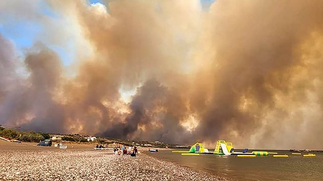 Riesige Rauchwolken eines Waldbrandes steigen auf der Insel Rhodos in Griechenland in den Himmel. Dort brennt es bereits seit einigen Tagen.