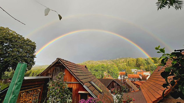© Evelyn Fekete Bei genauerem Hinsehen kann man hier die unterschiedliche Farbanordnung der beiden Regenbögen erkennen. Im inneren Bogen ist Rot außen, im äußeren ist es Violett.