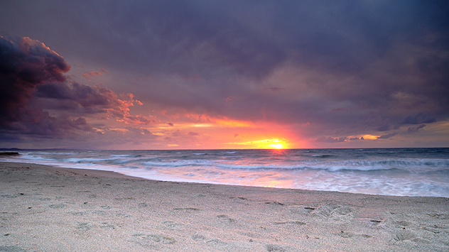 Изгев видян от плажа, съпроводен с тъмни облаци