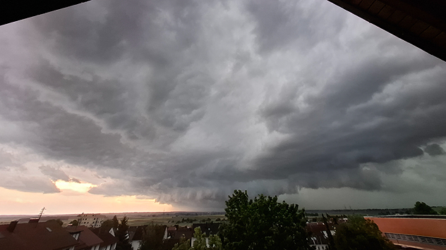 In Niederstotzingen, nordöstlich von Ulm zieht eine gewaltige Gewitterlinie auf.
