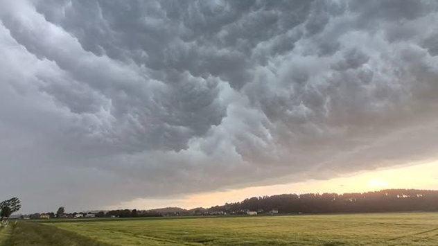 Zwischen Ulm und Memmingen sieht der Himmel dramatisch aus.
