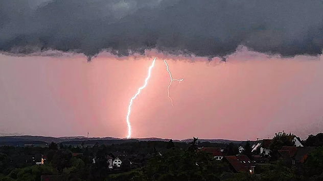 In Augsburg geht ein ordentlicher Erdblitz nieder.