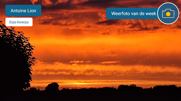Een prachtig rood-gloeiende lucht bij zonsondergang.