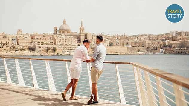 Zwei Männer blicken auf die Stadt Valletta.