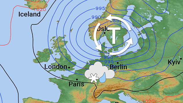 Wetterkarte Europas mit Tiefdruckgebiet über Skandinavien, enge Isobaren und Niederschlagssymbole über Mitteleuropa.