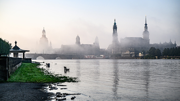 © dpa Dresden am Mittwochmorgen: Die Elbwiesen sind überflutet.