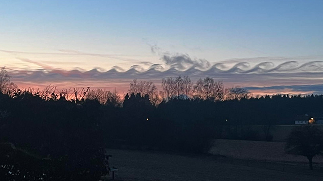 Wolkenwogen: Kelvin-Helmholtz-Wellen am Abendhimmel über Landshut