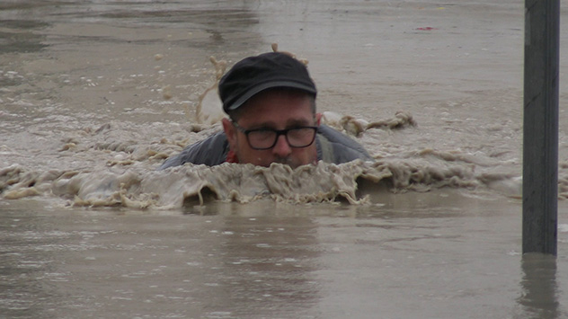 Das Wasser steht den Menschen wortwörtlich bis zum Hals. 