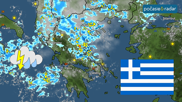 Satelitno-zrážková mapa Grécka a okolia s početnými prehánkami a búrkami, výstražnou ikonou búrky a gréckou vlajkou