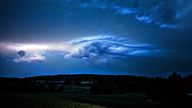 Unheimlich wirkt die Stimmung bei diesem aufziehenden Gewitter in Balingen am Rand der Schwäbischen Alb.