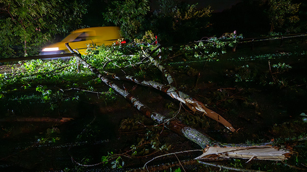Im oberbayerischen Herrsching am Ammersee blockieren abgerissene Äste eine Straße.
