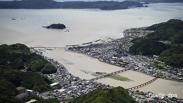 Na západě Japonska se v důsledku přívalových dešťů způsobených tajfunem JANGMI rozvodnila řeka Koza.