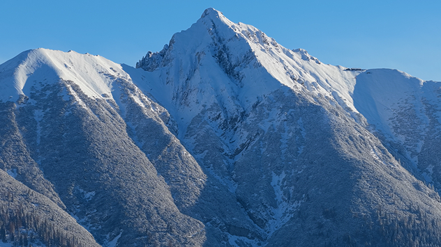 Verschneite Berggipfel in der Region Seefeld in Tirol.