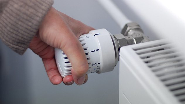 Ein Thermostat wird aufgedreht