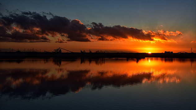 Die Sonne zaubert bei Bernburg atemberaubende Dämmerungsfarben an den Himmel 
