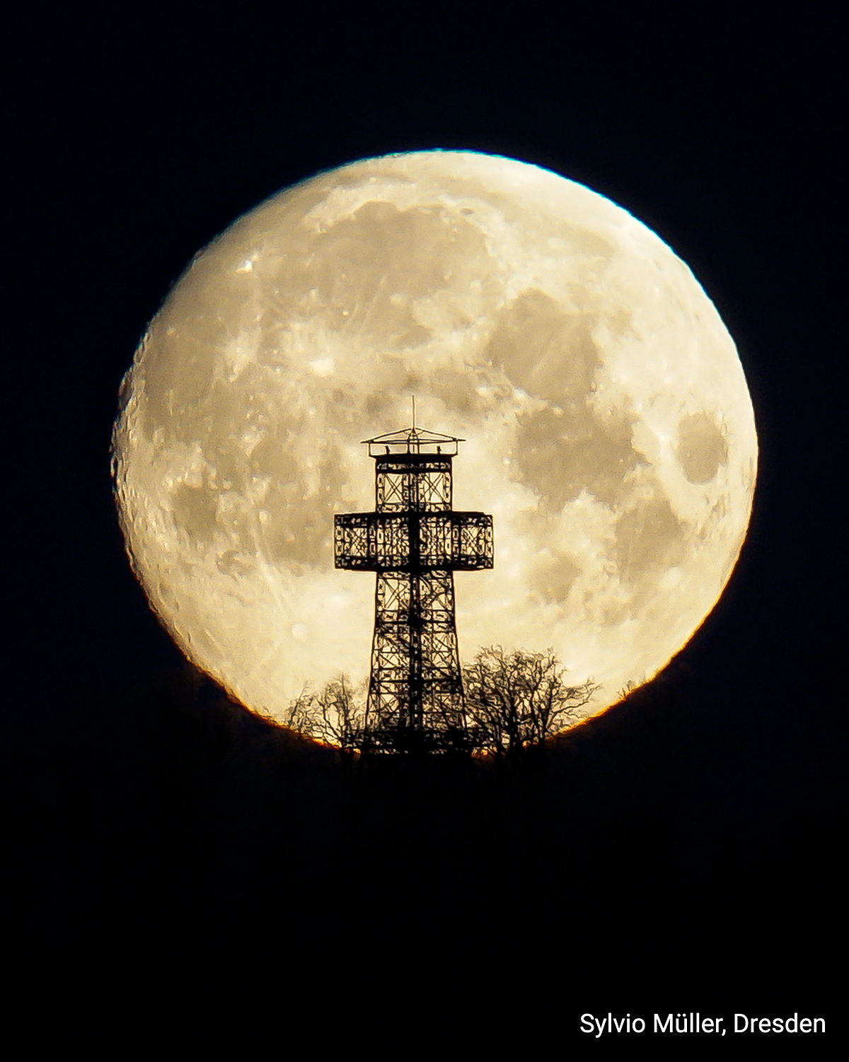 In Zoomstufen von Kameras oder im Fernglas werden daraus unzählige Krater und Ebenen, die etwas dunkler erscheinenden "Mare" des Mondes.