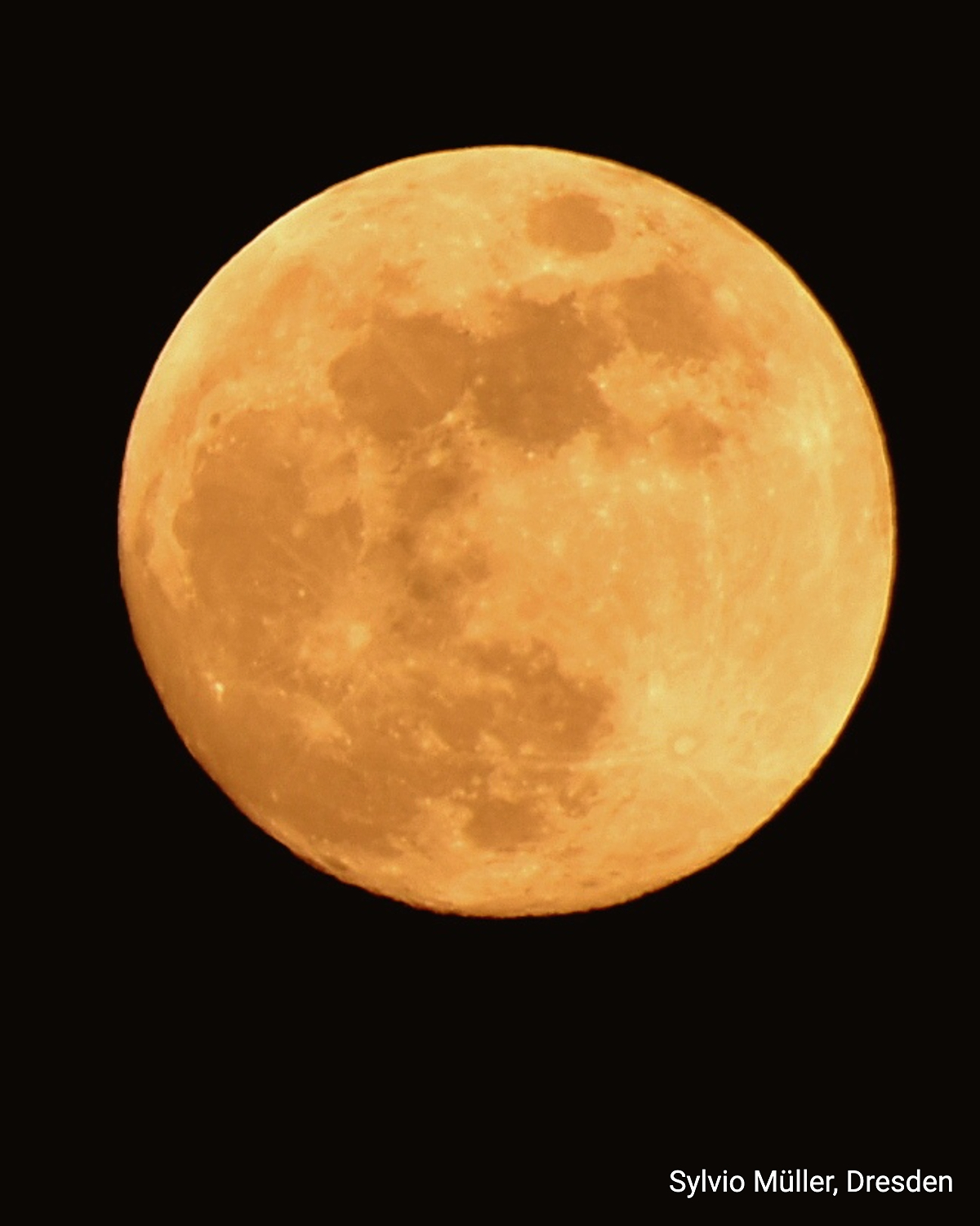 Der genaue Vollmond-Zeitpunkt war übrigens am Dienstagmittag um 12:39 Uhr, für uns diesmal also tagsüber.