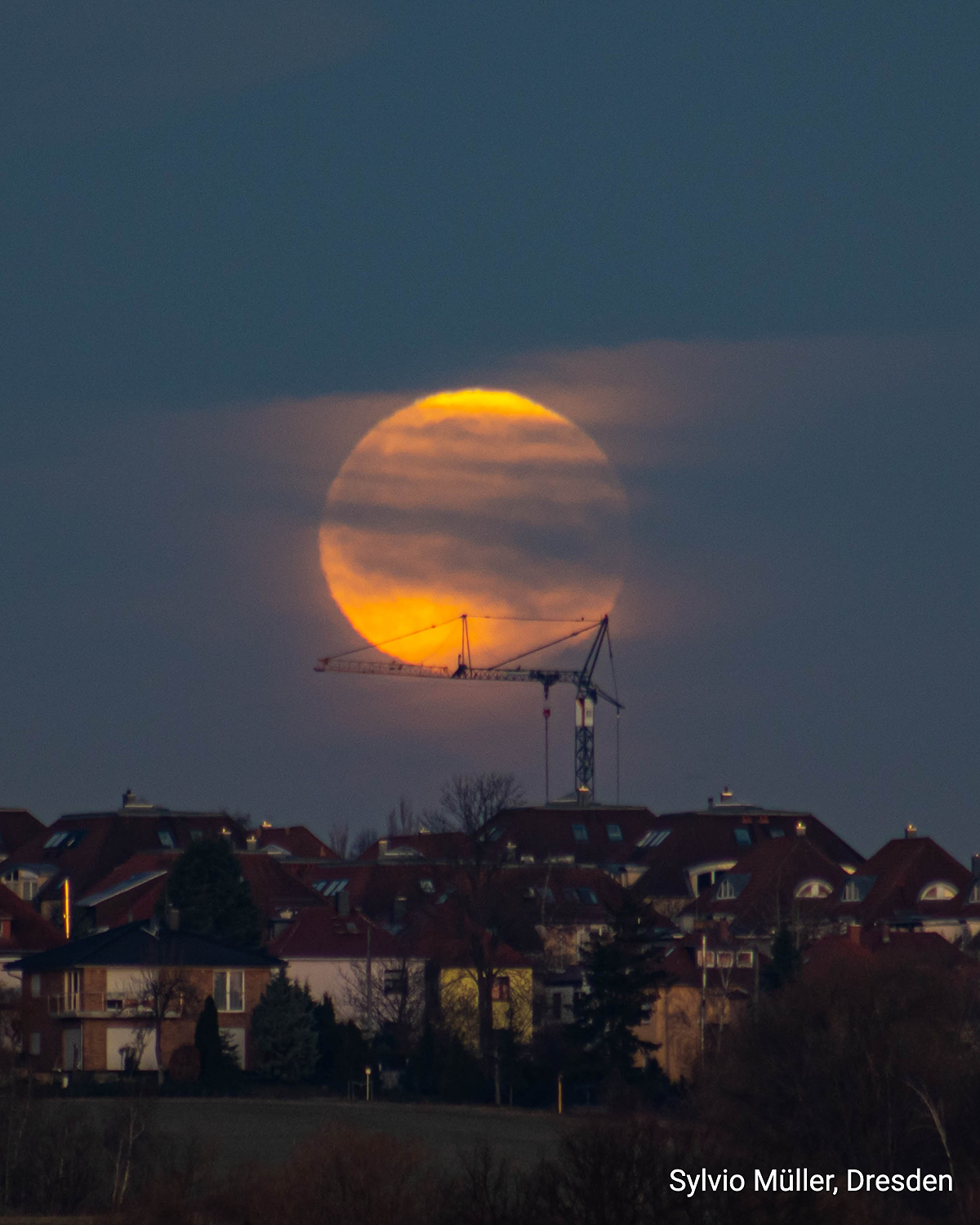 Deshalb ist eine gleichzeitig stattfindende totale Mondfinsternis bei uns auch nicht sichtbar. Denn bis der Mond über Europa aufgeht, ist die Mondfinsternis schon wieder vorbei.