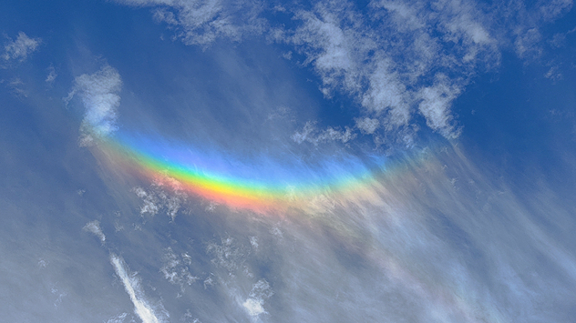 Omvendt regnbue på himlen, også kaldet circumzenithal arc, med klare farver i tynde skyer.