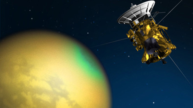 Vorbeiflug der Raumsonde Cassini am dunstverhüllten Titan