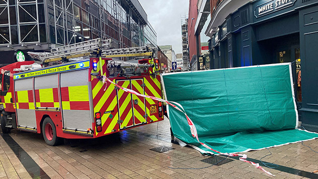 Gerüstteil liegt in Fußgängerzone Belfasts