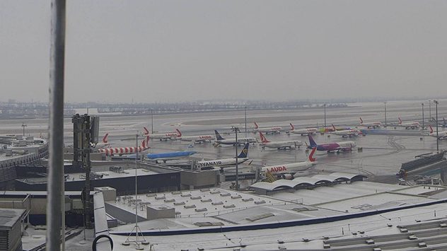 Das Webcambild zeigt den Flughafen Wien bei winterlichen Bedingungen. (c) panomax.com