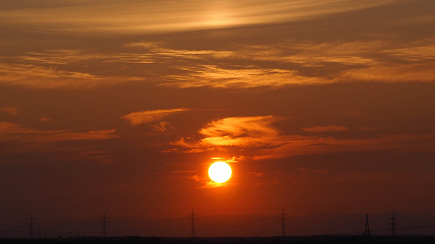 In Nußloch erscheint eine Lichtsäule über der Sonne bis zu den Schleierwolken.
