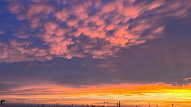 In Quenstedt in Sachen-Anhalt führen die Wolken zu roten Flecken am Himmel.
