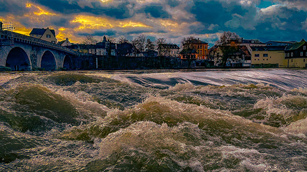 Schneeschmelze in Kombination mit viel Regen lassen die Pegel vieler Flüsse anschwellen. Die Lahn in Hessen ist fast randvoll.
