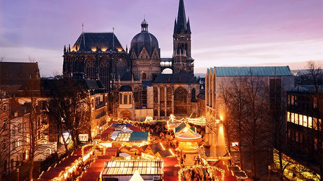 Der Aachener Weihnachtsmarkt. (c) Dan Race / Shutterstock.com