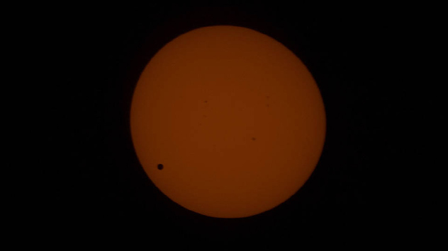 Venus als kleines dunkles Scheibchen vor der Sonne