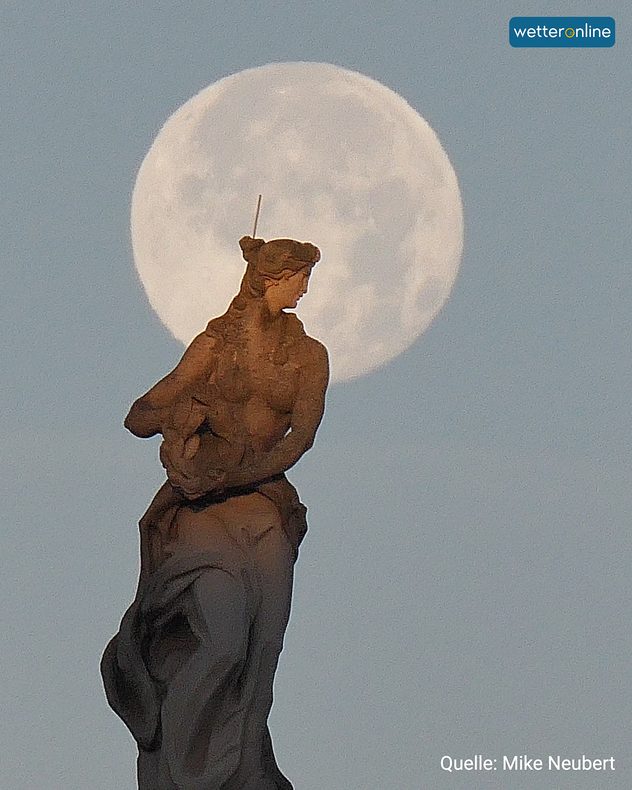 Vollmond hinter Statue