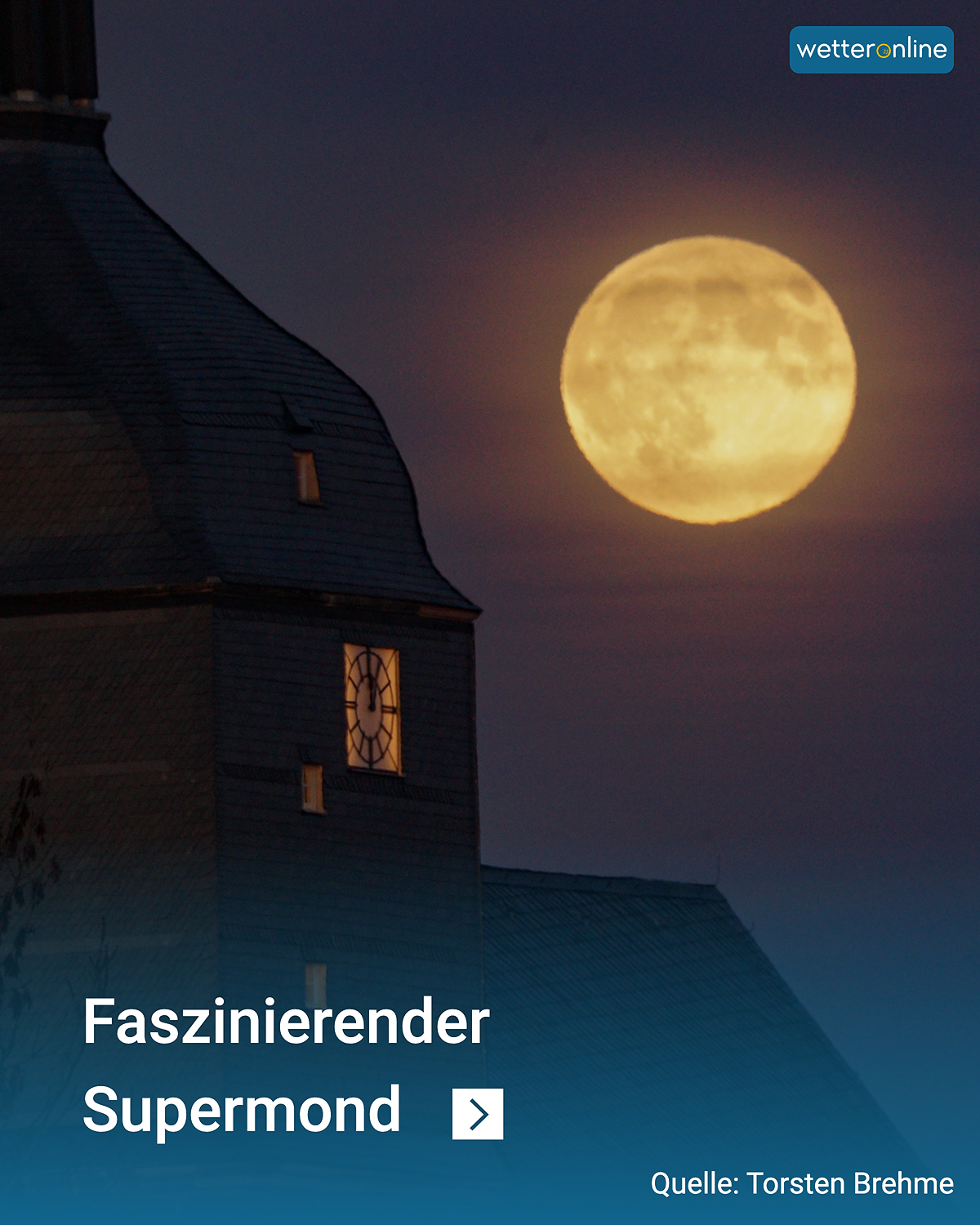 © Torsten Brehme Vollmond über einem Kirchturm im dunklen Abendhimmel.