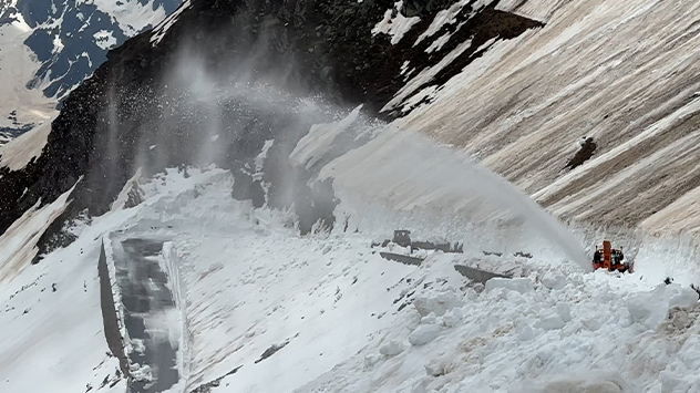 Straße wird mit Fräsen von Schnee befreit