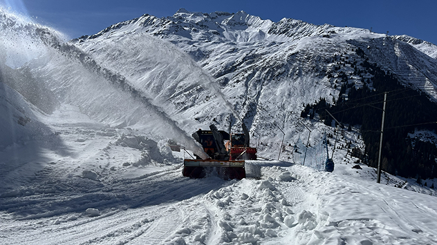 Schneefräse auf einem Alpenpass