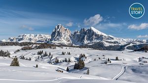 (c) Seiser Alm Marketing / Helmuth Rier Verschneite Winterlandschaft auf der Seiser Alm mit Blick auf die markanten Dolomiten-Gipfel unter blauem Himmel. (c) Seiser Alm Marketing / Helmuth Rier
