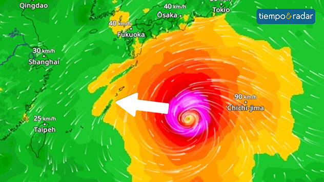 Mapa meteorológico con un tifón al sur de Japón. El centro de la tormenta se encuentra sobre el Pacífico y se desplaza hacia el oeste. Los campos de viento de colores muestran su alta intensidad.