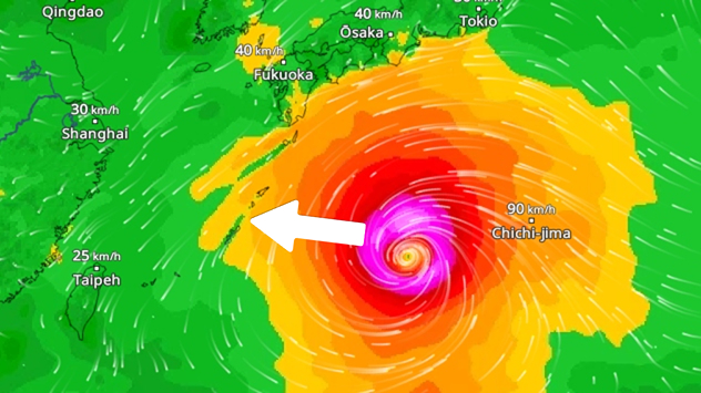 Mapa meteorológico con un tifón al sur de Japón. El centro de la tormenta se encuentra sobre el Pacífico y se desplaza hacia el oeste. Los campos de viento de colores muestran su alta intensidad.