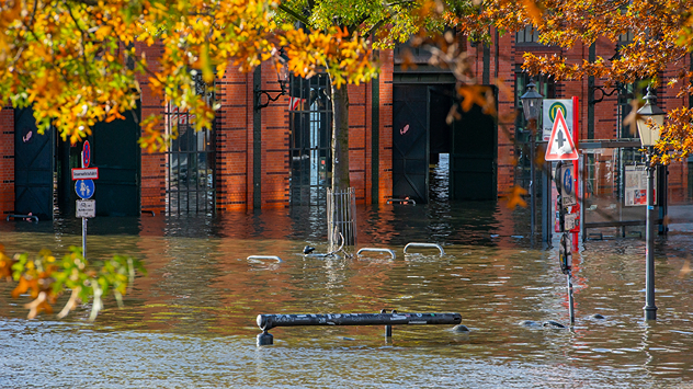 Überflutete Straße am Hamburger Fischmarkt, Wasser steht bis zu den Gebäuden.