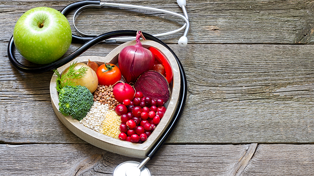 Сезонні овочі та фрукти на тарілці.