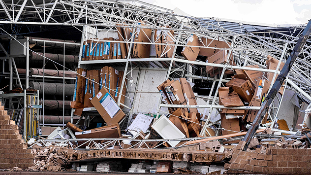 Techo derrumbado y estanterías destruidas en una tienda de bricolaje Menards en Three Rivers, Míchigan, tras un tornado que dejó escombros y mercancías volcadas.