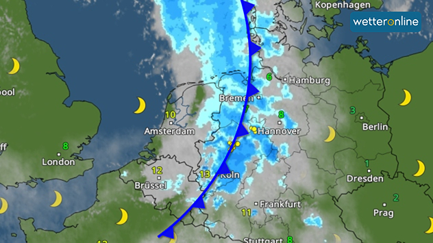 WetterRadar-Karte von Mitteleuropa bei Nacht mit durchziehender Kaltfront, markiert durch eine blaue Linie, sowie Regengebieten entlang der Front.