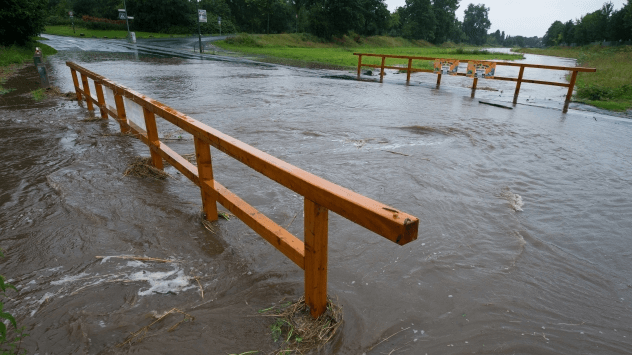 Fluss überschwemmt in Göttingen den Sandweg
