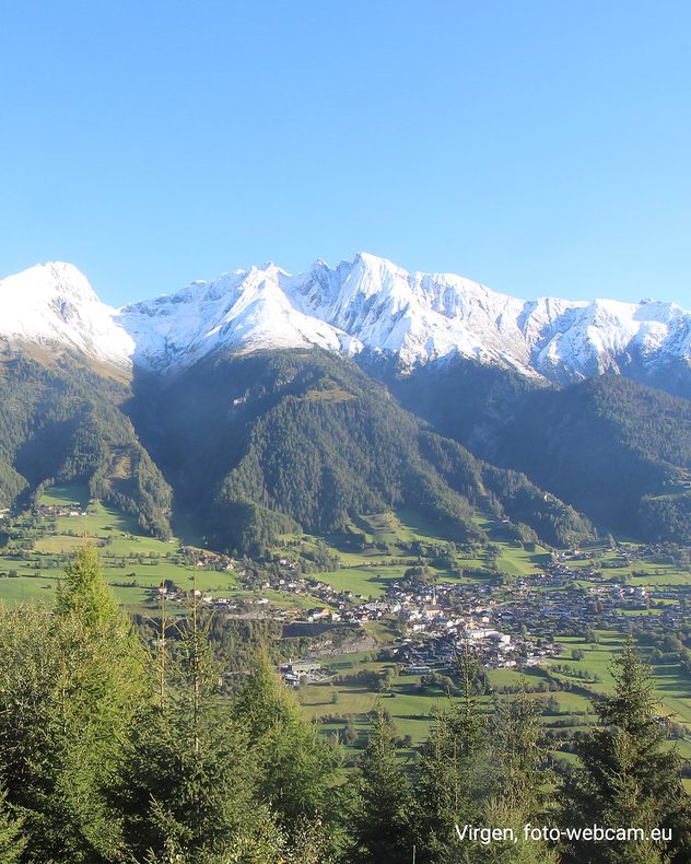 De bergtoppen in de Alpen zijn wit.