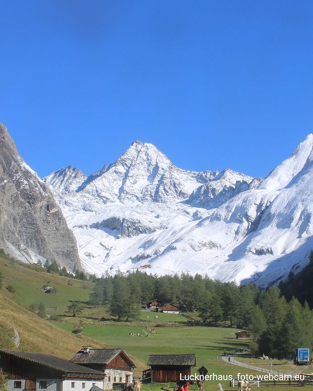 De bergtoppen in de Alpen zijn wit.