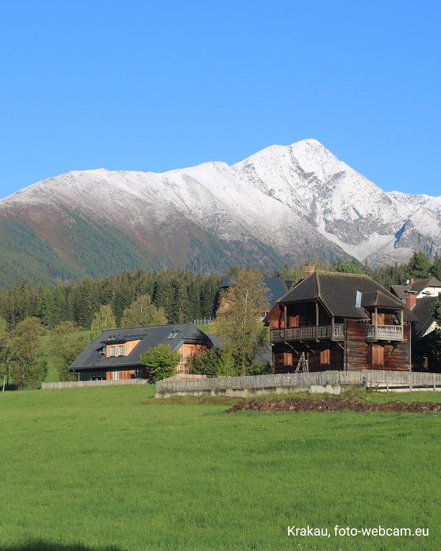 De bergtoppen in de Alpen zijn wit.