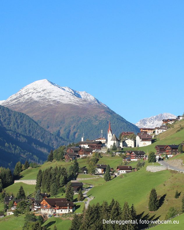 De bergtoppen in de Alpen zijn wit.
