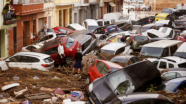 Mitgerissene Autos und Trümmer wurden von den Schlammfluten eines Unwetters wie Spielzeug durch die Straßen von Valencia gewirbelt.