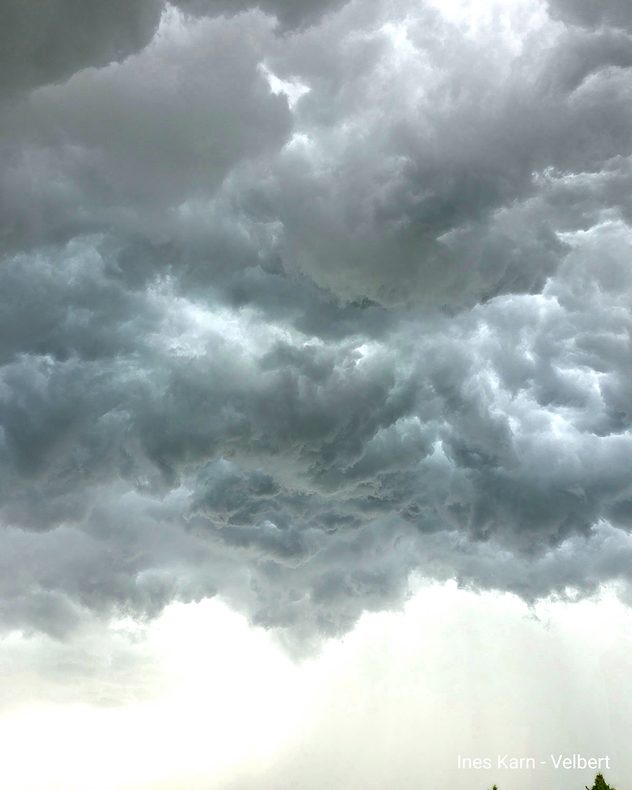 Dunkelgraue, stark strukturierte Gewitterwolken mit zerfurchter Unterseite über Velbert. Unter der Wolke sind helle Regenschleier sichtbar.